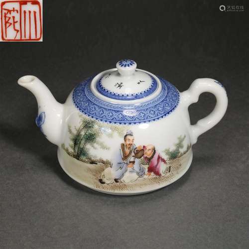 A Chinese Underglaze Blue and Famille Rose Teapot