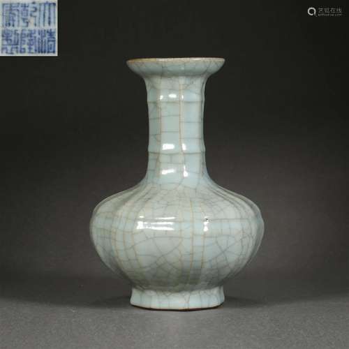 A Chinese Ge-ware Crackle Vase