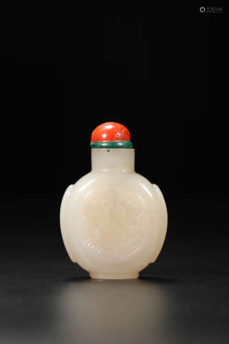 Carved Agate Lady Snuff Bottle