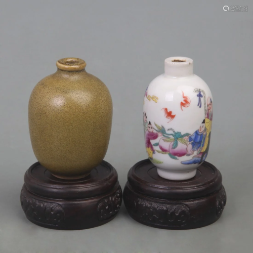 GROUP OF TWO PORCELAIN SNUFF BOTTLE