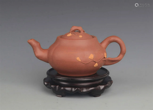 A FINELY MADE YI XING ZI SHA TEA POT