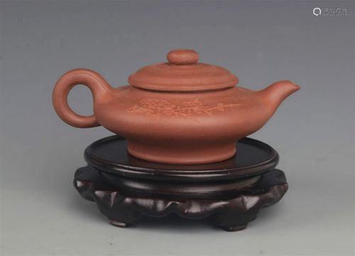 A FINELY MADE YI XING ZI SHA TEA POT