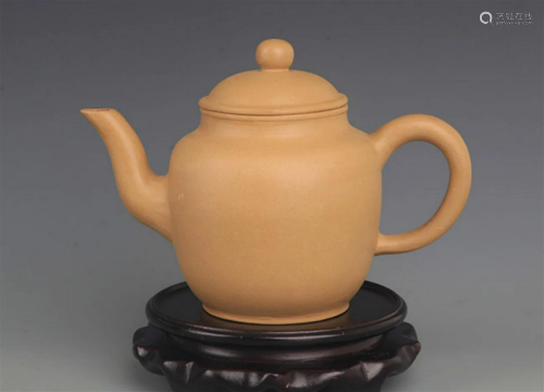 A FINELY MADE YI XING ZI SHA TEA POT