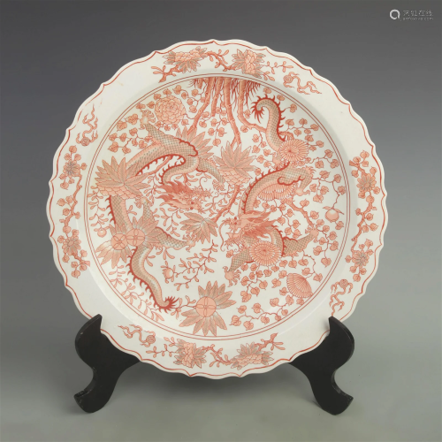 A LARGE RED COLOR DRAGON PATTERN PORCELAIN PLATE
