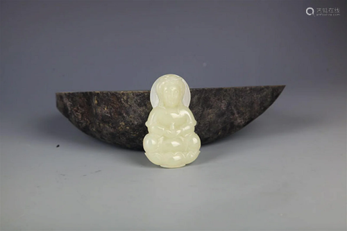 A FINE GUAN YIN STYLE PALE CELADON JADE PENDANT