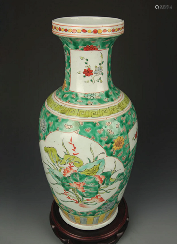 A FAMILLE VERTE LOTUS PATTERN PORCELAIN VASE