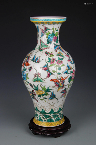 A FAMILLE ROSE BUTTERFLY PATTERN VASE