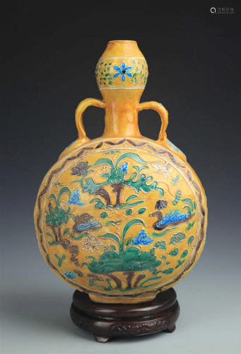 RARE YELLOW GROUND SAN CAI COLOR PORCELAIN BOTTLE