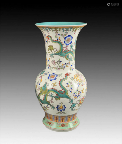 A FAMILLE VERTE DRAGON PAINTED PORCELAIN VASE