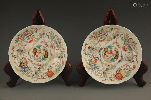 PAIR OF FAMILLE ROSE PORCELAIN PLATE