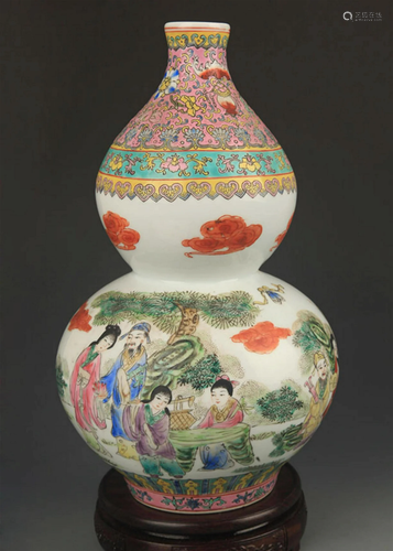 A FAMILLE ROSE STORY PATTERN CALABASH STYLE VASE