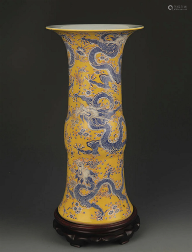 A YELLOW GLAZED FAMILLE ROSE FLOWER VASE