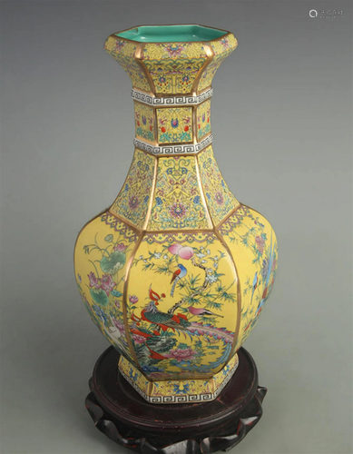 A FINE YELLOW GROUND BIRD PATTERN PORCELAIN VASE