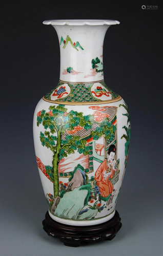 A FINE FAMILLE VERTE CHARACTER PATTERN VASE