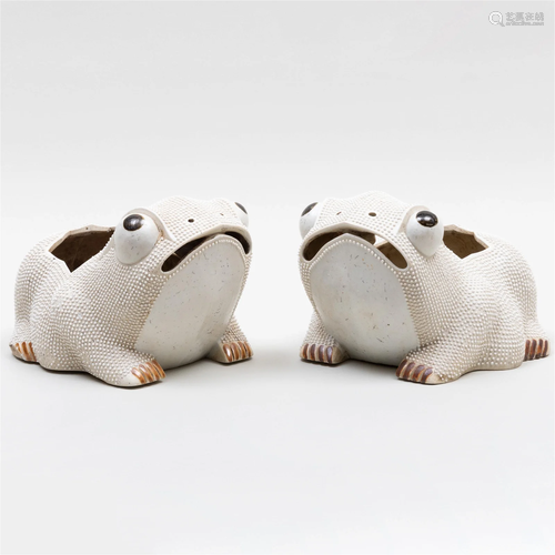 Pair of Chinese Export Style Porcelain Frog Form Jardinières