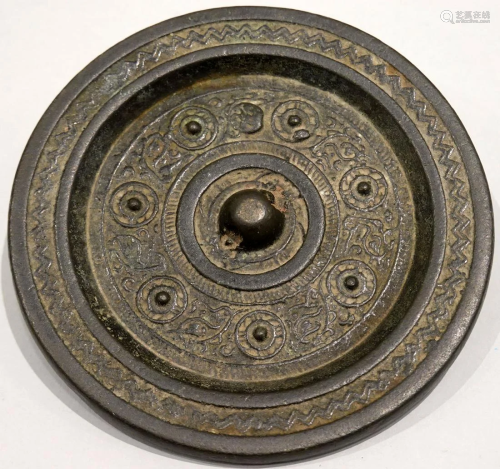 A bronze mirror. Style of Warring States to Han Dynasty.