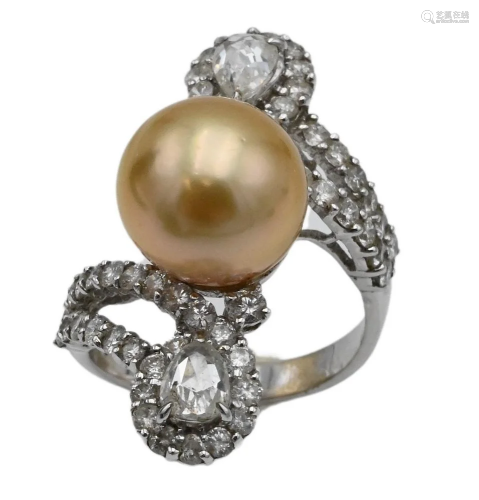 18 Karat White Gold Ring, set with golden colored pearl havi...