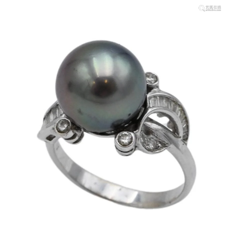 18 Karat White Gold Ring, set with grey pearls flanked by ro...