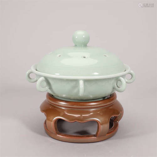 Celadon-Green Glaze Censer with Cover