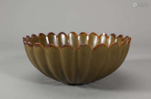 Teadust-Glazed Chrysanthemum-Shape Bowl