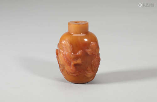 Relief-Decorated Agate Peony Snuff Bottle