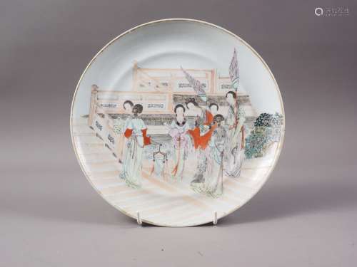A Chinese export porcelain plate with figure decoration, 9 d...