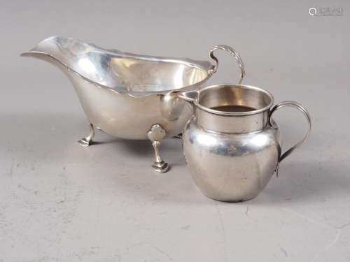 An Irish silver sauce boat, 3.4oz troy approx, and a silver ...