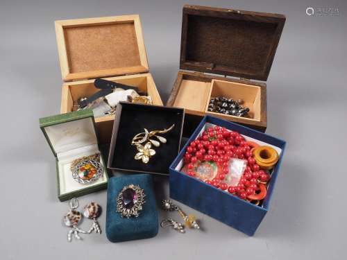 A quantity of costume jewellery, including beaded necklaces,...