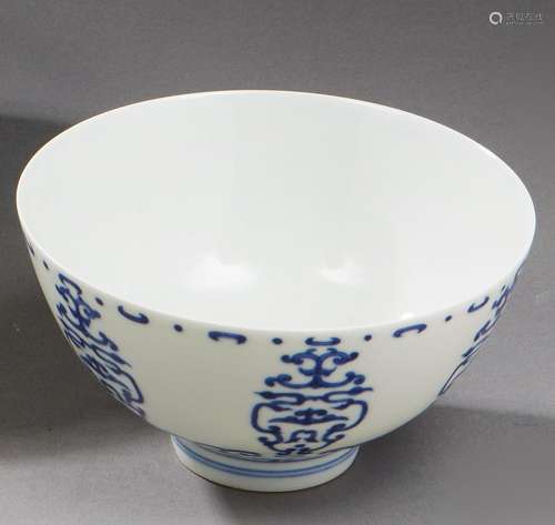 CHINE Bol circulaire en porcelaine décoré en bleu sous couve...