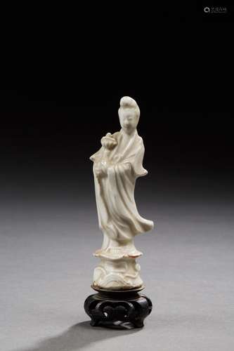 CHINEFigurine en porcelaine émaillée blanche représentant la...