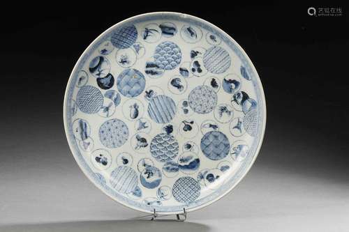 JAPON - XXe sièclePlat en porcelaine à décor sous couverte d...