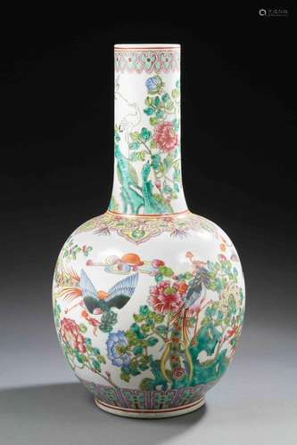 CHINE – Grand vase bouteille en porcelaine décoré en émaux d...