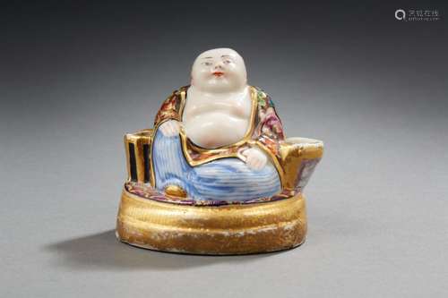 CHINE OU FRANCEPorte pinceaux en porcelaine figurant un boud...