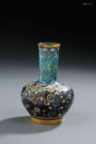 CHINEPetit vase en bronze cloisonnée à long col étroit, le c...