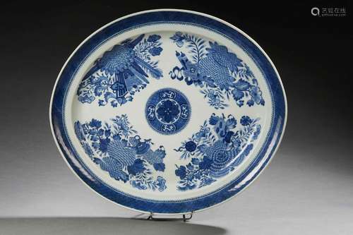 CHINE - Epoque QIANLONG  (1736 - 1795)Grand plat ovale en po...