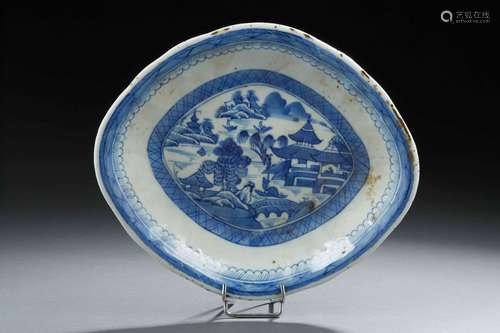 CHINE - Plat en porcelaine de forme oblongue décorée en bleu...