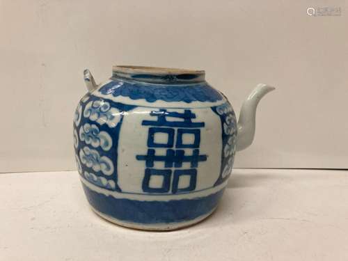 CHINE Théière en porcelaine blanc bleu. XIXe siècleDim. : 13...