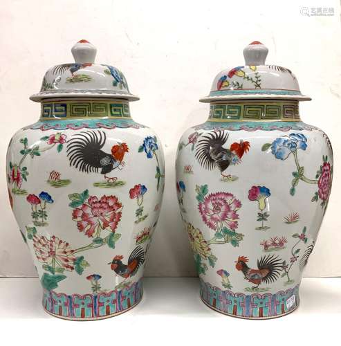 CHINEPaire de pots couverts en porcelaine décorés en polychr...