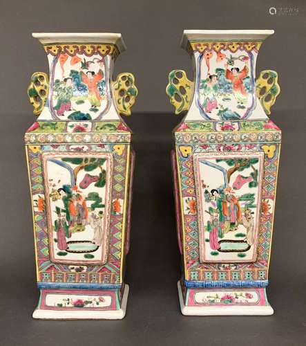 CHINEPaire de vases à anses en porcelaine polychrome décoré ...