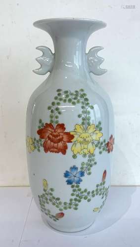 CHINE Petit vase blanc en porcelaine à décor de fleurs sur u...