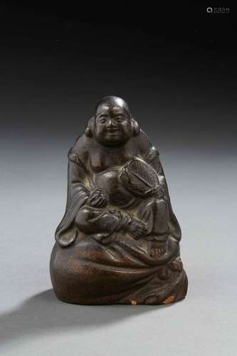 CHINEPetit sujet en terre cuite figurant un boudha assis.H. ...