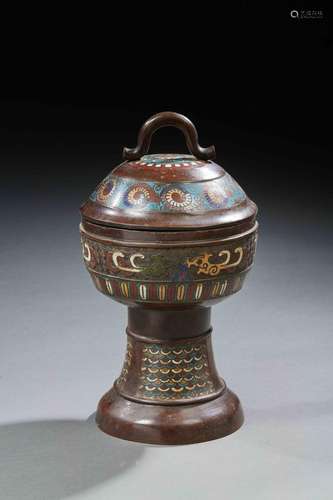 JAPONBrûle parfum en bronze cloisonné posant sur piédouche. ...