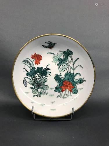 CHINEUne assiette en porcelaine famille verte décorée des lo...