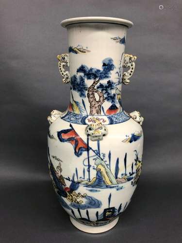 CHINEUn vase en porcelaine de forme balustre decoré une scèn...