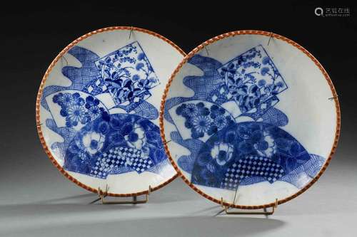 JAPONPaire de plats circulaires en porcelaine décorés en ble...