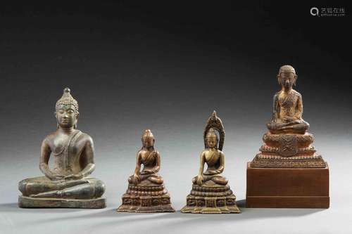 Lot comprenant THAILANDE Deux figurines en bronze avec trace...