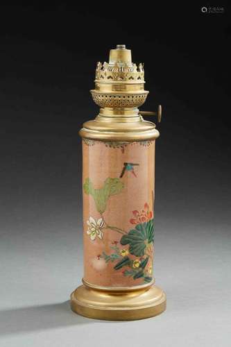 JAPON Vase cylindrique en porcelaine à décor polychrome de n...