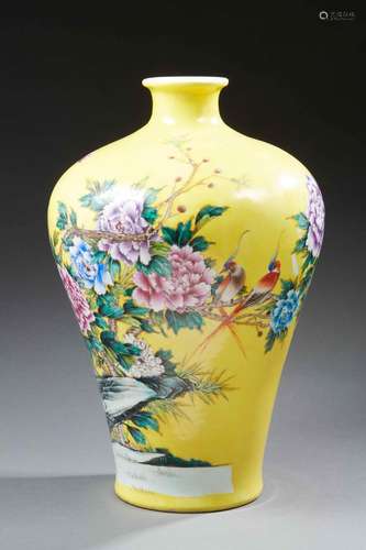 CHINEGrand vase Meiping en porcelaine à fond jaune décoré en...