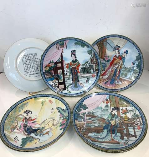 CHINESuite de huit assiettes en porcelaine à décor polychrom...