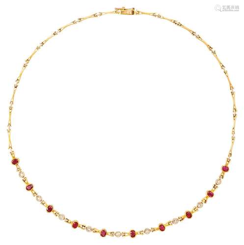 en or jaune alternant rubis ovales (env. 2,80 cts) et diaman...